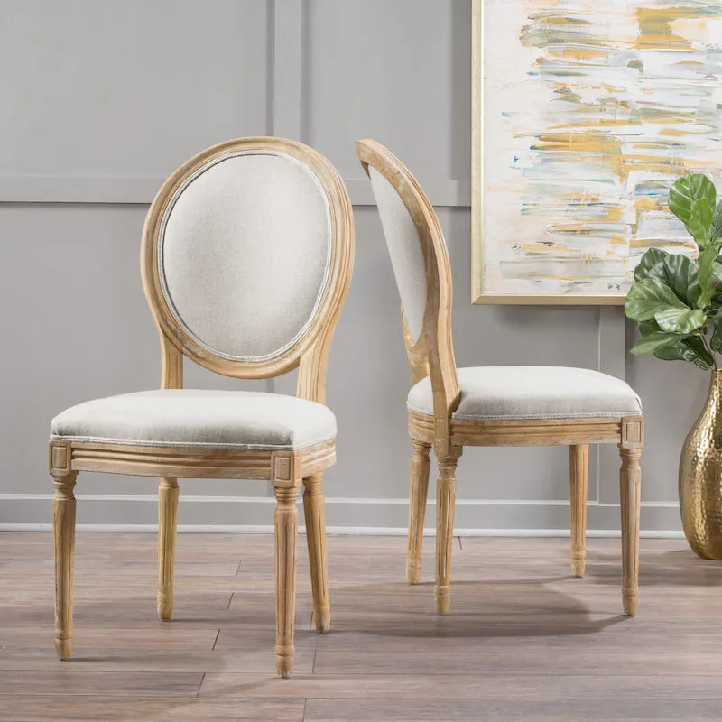 Table d'appoint en bois à côté d'un fauteuil