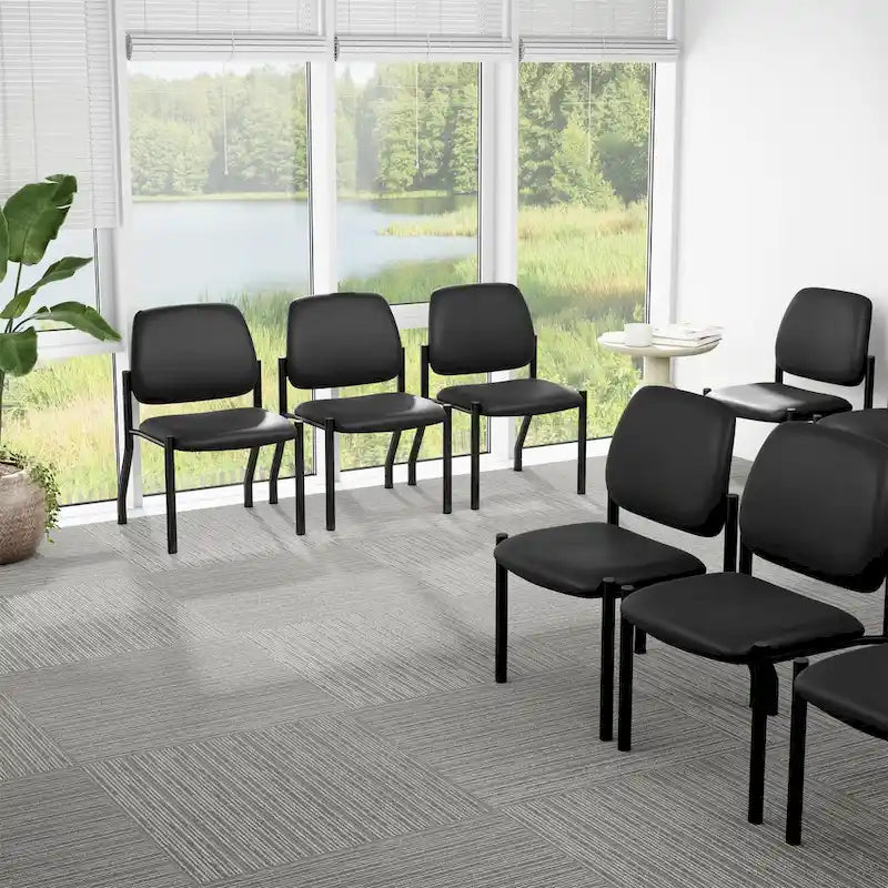 Chaise d'appoint à dossier mi-haut en vinyle antimicrobien avec cadre en acier, usage intensif