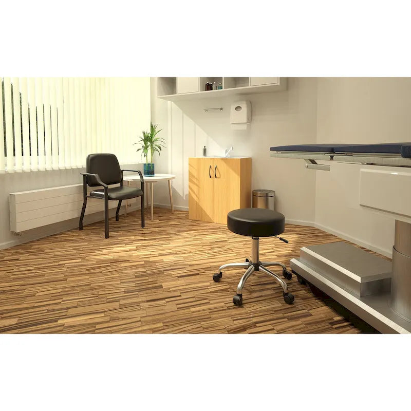 Chaise d'appoint à dossier mi-haut en vinyle antimicrobien avec cadre en acier, usage intensif